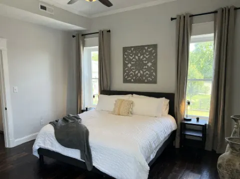 Historic 3 Story Home - Sleeps 20! Отели рядом с достопримечательностью «Юго-Запад Сити Дог Парк»