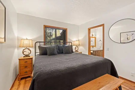 Sunriver Nostalgia - Walk to Sunriver Village, SHARC passes, HOT TUB Отели в г. Санривер