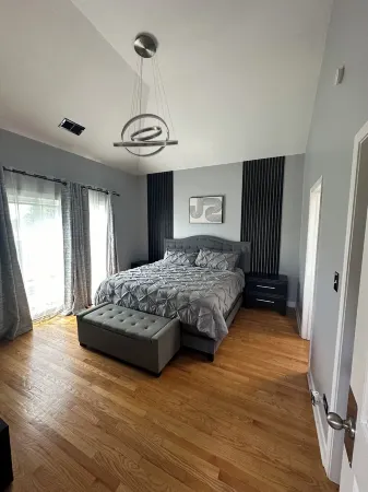 Penthouse Condo in Chicago featuring Zero Gravity Massage Chair Отели рядом с достопримечательностью «Музей науки и промышленности»