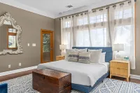 Luxurious Lake Park House: Sleeps 25, Pool, Hot-Tub, Firepit and Game Room! Hotels in Travis County