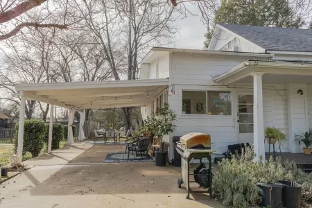 Coyote Creek Ranch + Pool House Near Murphy’s Отели рядом с достопримечательностью «Вал дю Вино»