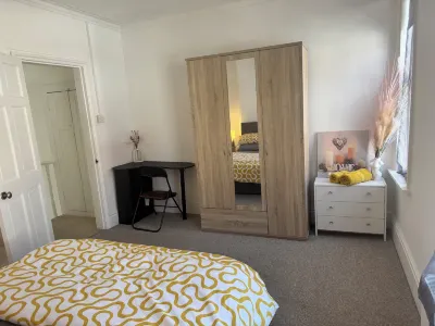 Stylish Home Near Shopping - Book Summer Stays Now Hotels in Carlton