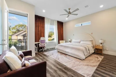 Luxury Style 3-bedroom house sleeps 9+with WiFi and AC near downtown Houston Hotels in North Houston