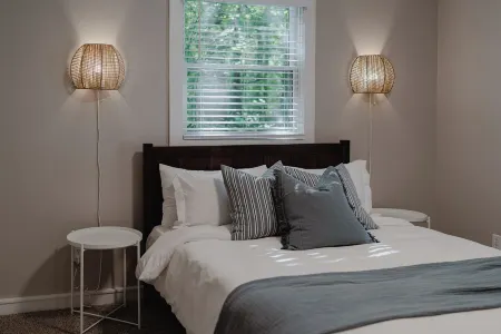 Crestview Cottage - Hot Tub - 3 Bedroom 2 Bath - 3 Minutes to Beach