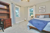 Spacious 4 Bedroom House Close to Downtown