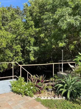 WARM MINERAL SPRINGS MODERN WATERFRONT STUDIO