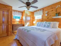 Maple Cove Lodge on Lake Sebago Waterfront! Hotels in Casco