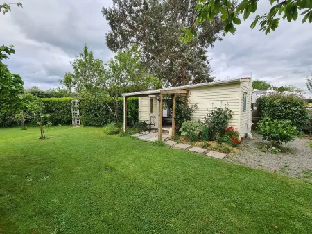 Studio 25 - a charming room in a country  garden setting Отели в г. Мартинборо