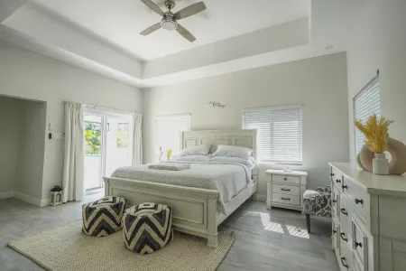 Modern 3 bedrooms with king size bed and hot tub