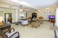 Blue Bay Cove - Beach Side Apartment