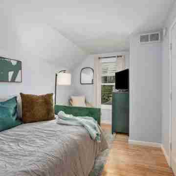 Walk to Bridge Street from the Westside Charmer! Rooms