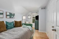 Walk to Bridge Street from the Westside Charmer! DeVos Place 주변 호텔