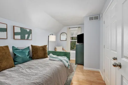 Walk to Bridge Street from the Westside Charmer! Отели рядом с достопримечательностью «DeVos Place»