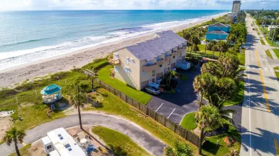 Private Home; Deeded Beach Access; On A1A: 100 steps to the beach! 7-Eleven附近的飯店