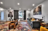 Lux. 4BR House with Pool near DT Hotels in Brossard