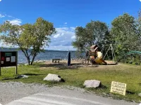 Charming Cottage 2 min walk from a private beach on Georgian Bay