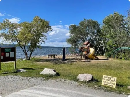 Charming Cottage 2 min walk from a private beach on Georgian Bay