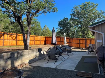 Spectacular Cozy Cottage- Wood Stove, Fire Pit, Creek Alpacas at Lone Ranch 주변 호텔