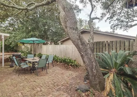 Charming Coastal Retreat in West Biloxi! Отели рядом с достопримечательностью «Mississippi Coast Coliseum and Convention Center»