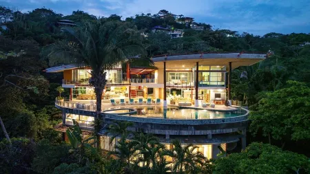 Luxury Villa, In House Spa & Gym, Hotel-size Pool, Event Tent, Chef Included Отели рядом с достопримечательностью «Manuel Antonio»