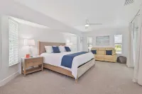 NEW!! PARADISE! MODERN-WATERFRONT-LARGE HEATED POOL-5 MIN TO FISHVILLE