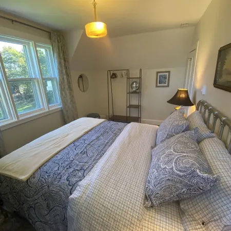 Registered Historic Edwardian Carriage House. Close to Katy's Cove.Pet Friendly.