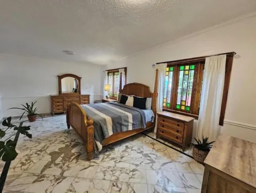 Bright, big, pool, 5 min 2 beach