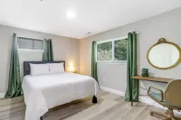 4-bedroom house in awesome Temple Hills with AC, WiFi. Enjoy your stay Hotel a Camp Springs