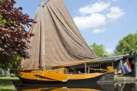 Giethoorn Lodge, luxury thatched cottage. Electric sloop for rent