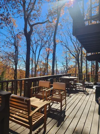 Cozy 3-bedroom cabin located in Wintergreen Resort