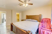 KING SIZE BED! MASSAGE CHAIR! EV CHARGER~~OVERHEAD SHOWER!15 Minutes From Strip!