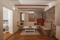Private garden villa: serenity , private lush haven by the sea.