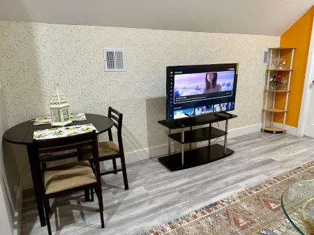 Cozy 2-bedroom apartment with WiFi, AC in  Irvington