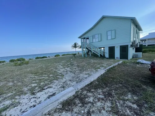 PRIVATE OCEANFRONT BEACH BUNGALOW! SNORKELING REEFS PADDLEBOARDING!
