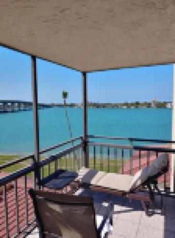 Immaculate Condo. Pool, Jacuzzi. Balcony with Waterfront and Nightly Sunset.