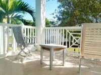 Bimini Dreams, Steps from the Beach, optional Golf Cart rent Hotels in Bailey Town