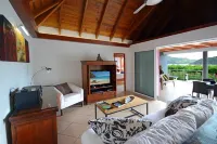 Villa Rosebud, 2BR, 2BA, (Sleeps 2-4), on the beach of Anse Des Cayes