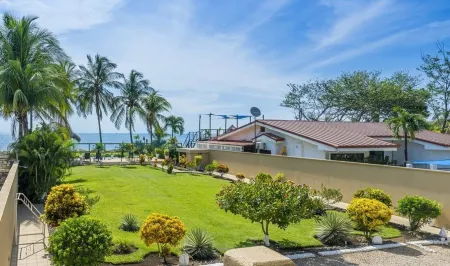 Beachfront Villa Elysian Sol Suite Sleeps 3 Отели рядом с достопримечательностью «Плайя Потреро, Коста-Рика»