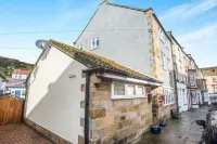 Easily accessible, single level, 3-bed cottage close to beach, shops & eateries! Hotels near Saltburn Cliff Tramway