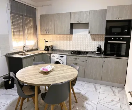 Appartement Oran 100m2 Tout Équipé Отели рядом с достопримечательностью «Sumas Mountain Inter-Regional Park»