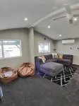 Holiday retreat in the heart of old Cromwell!