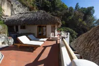 Exquisite Lake Front Villa: Private Cove, Sauna, Pizza Oven, Kayaks, SUPs