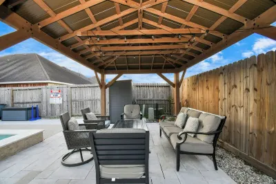 Resort Style Home with Heated Pool Houston Texas Hotels in der Nähe von Kenneth Hall Stadium
