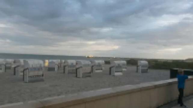 Renovated family-friendly 3 star ground floor apartment near the beach