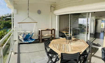 Small sugar bowl duplex with sea view