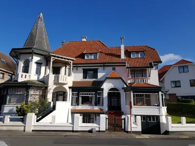 New apartment with garden, terrace, free parking in Duinbergen by the sea Hotel a 