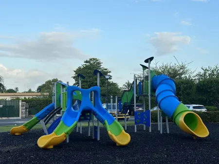 Aquatika  Caribbean Breeze - The Penthouse Direct Access to the Beach & 5 Pools