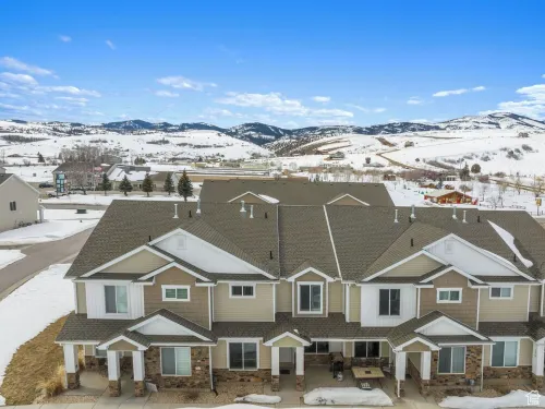 Lots of extras! Pickleball, corn hole, ping pong table, beach toys!