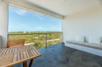 Modern Studio with Expansive Ocean View, Pool