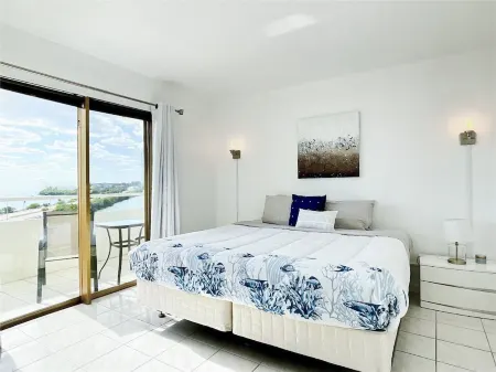 Bayfront  apartment with Breathtaking views.   1 bdr w/ balcony . Free Parking